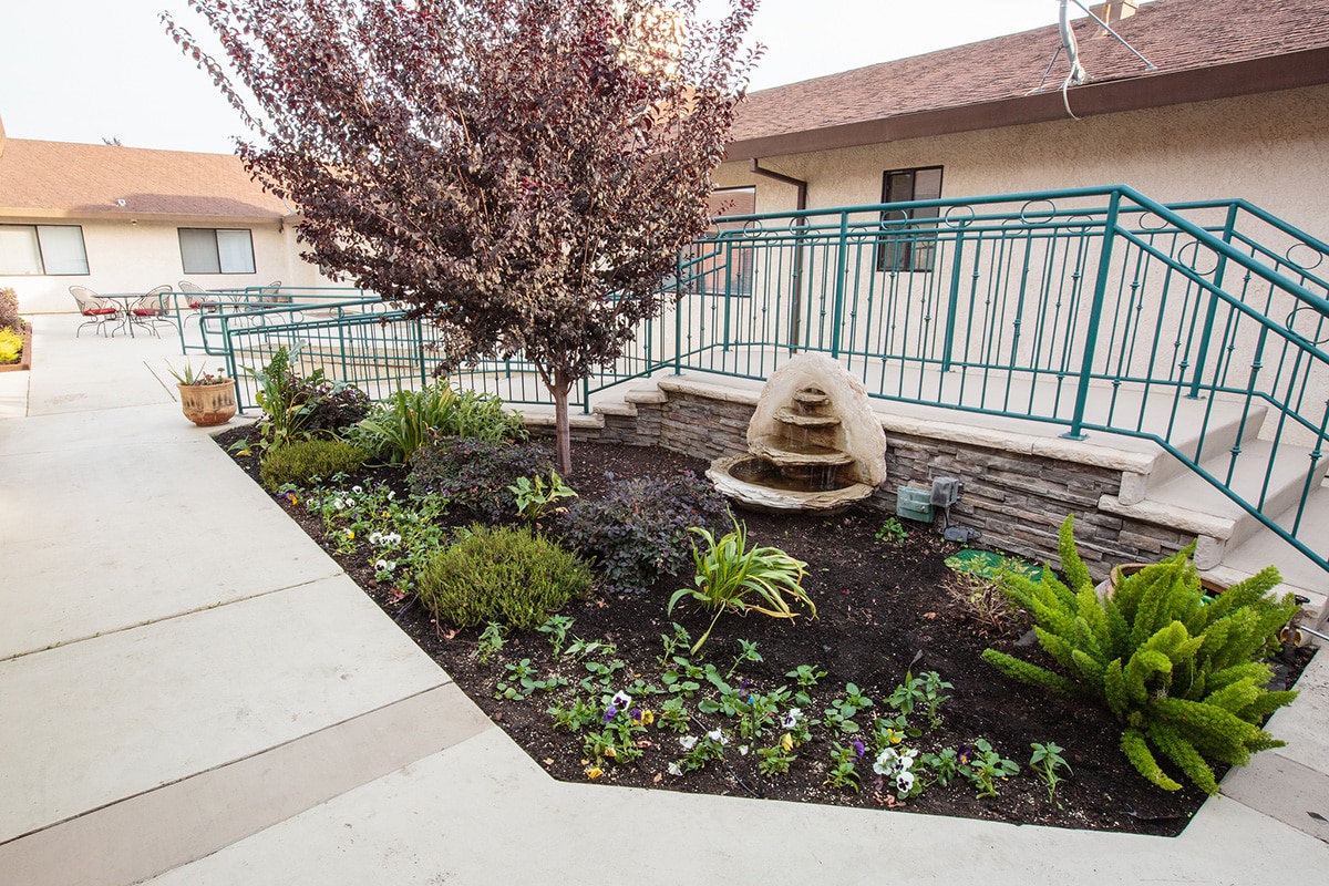 Courtyard at Lincoln Meadows