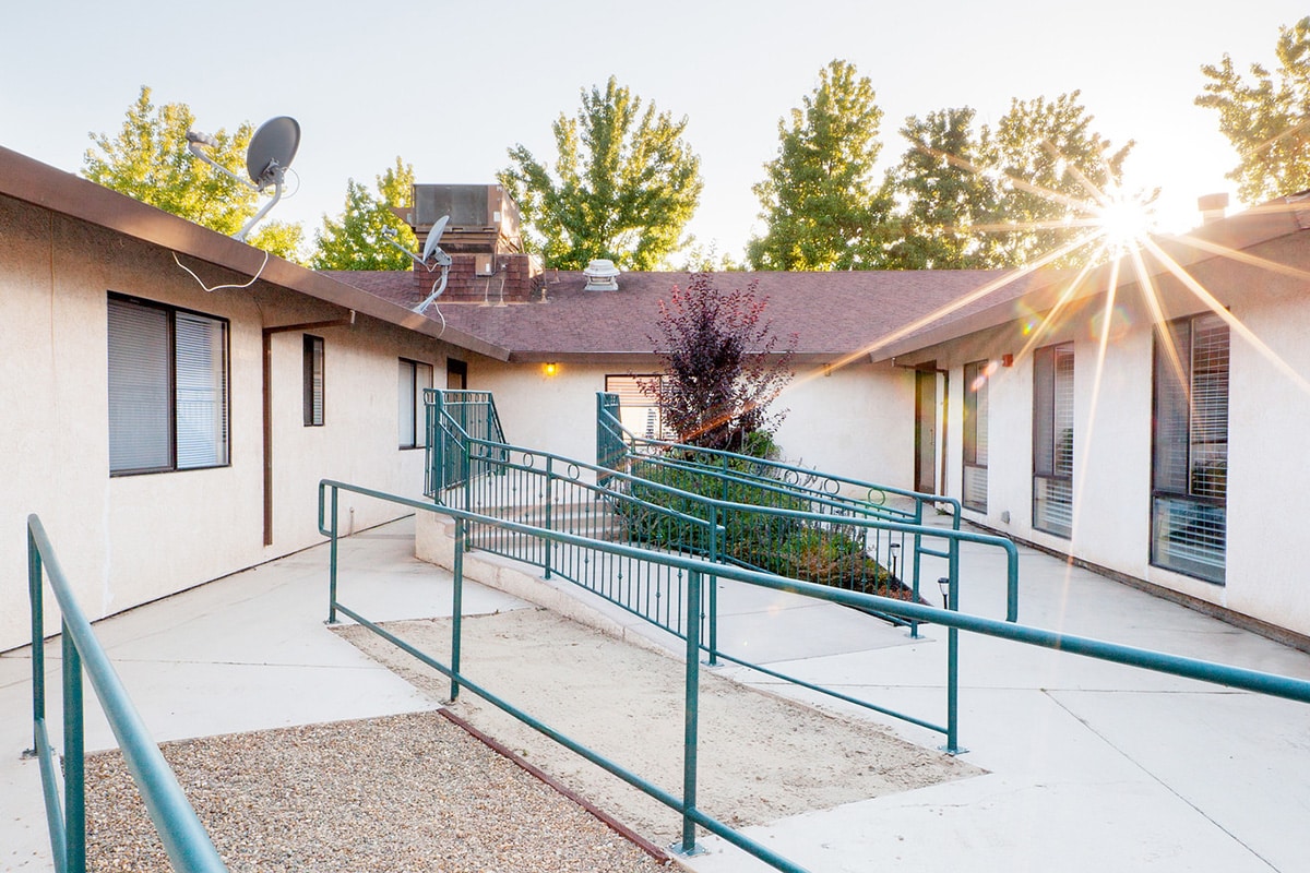 The courtyard at Lincoln Meadows